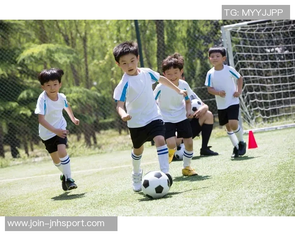 足球家里踢让家庭团聚与运动激情交融的快乐时光 足球家里踢让家庭团聚与运动激情交融的快乐时光