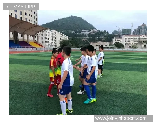 足球运动的魅力与技巧探讨如何提升个人和团队的竞技水平 足球运动的魅力与技巧探讨如何提升个人和团队的竞技水平